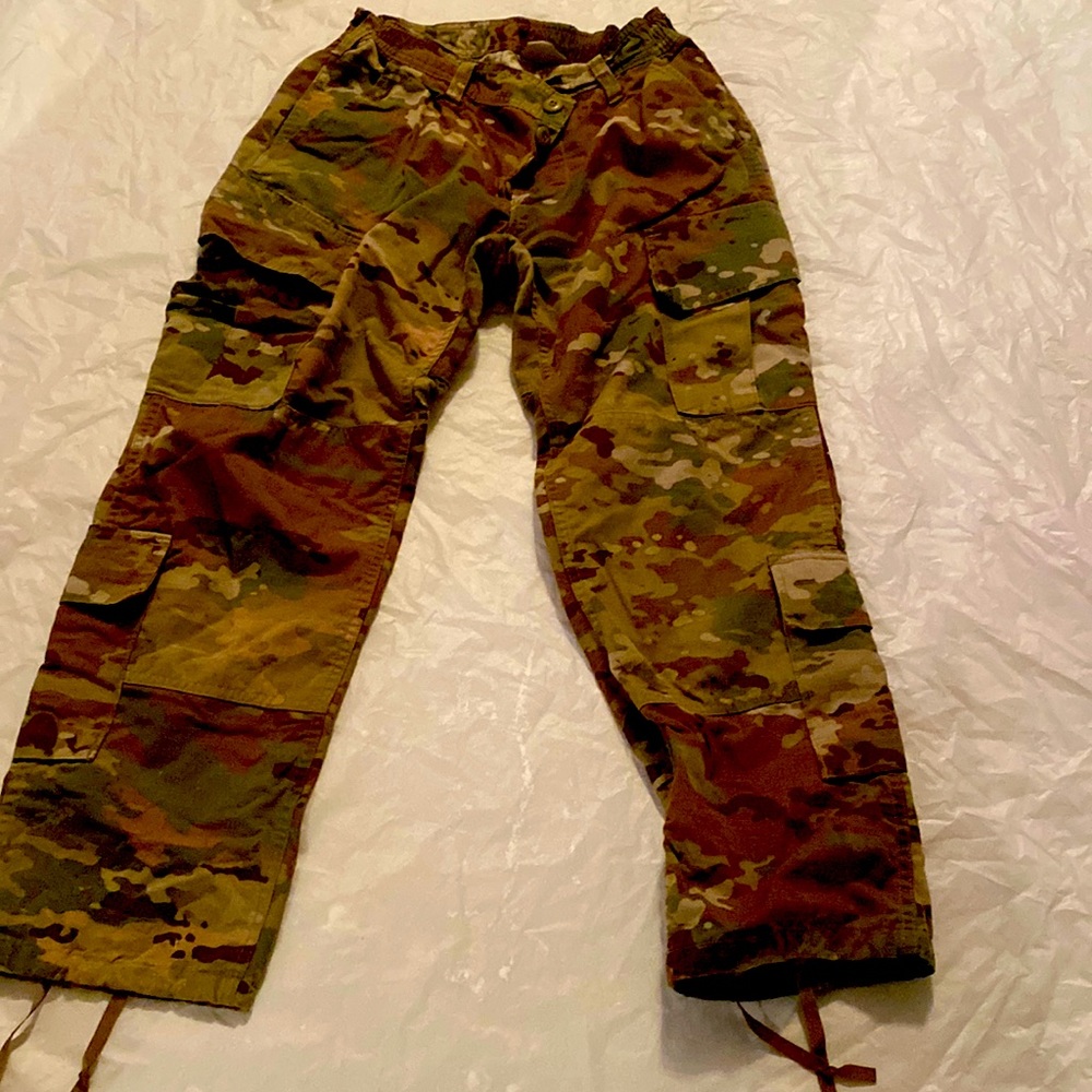 I am selling Army Uniform Pants. Available in size: 28W and 35